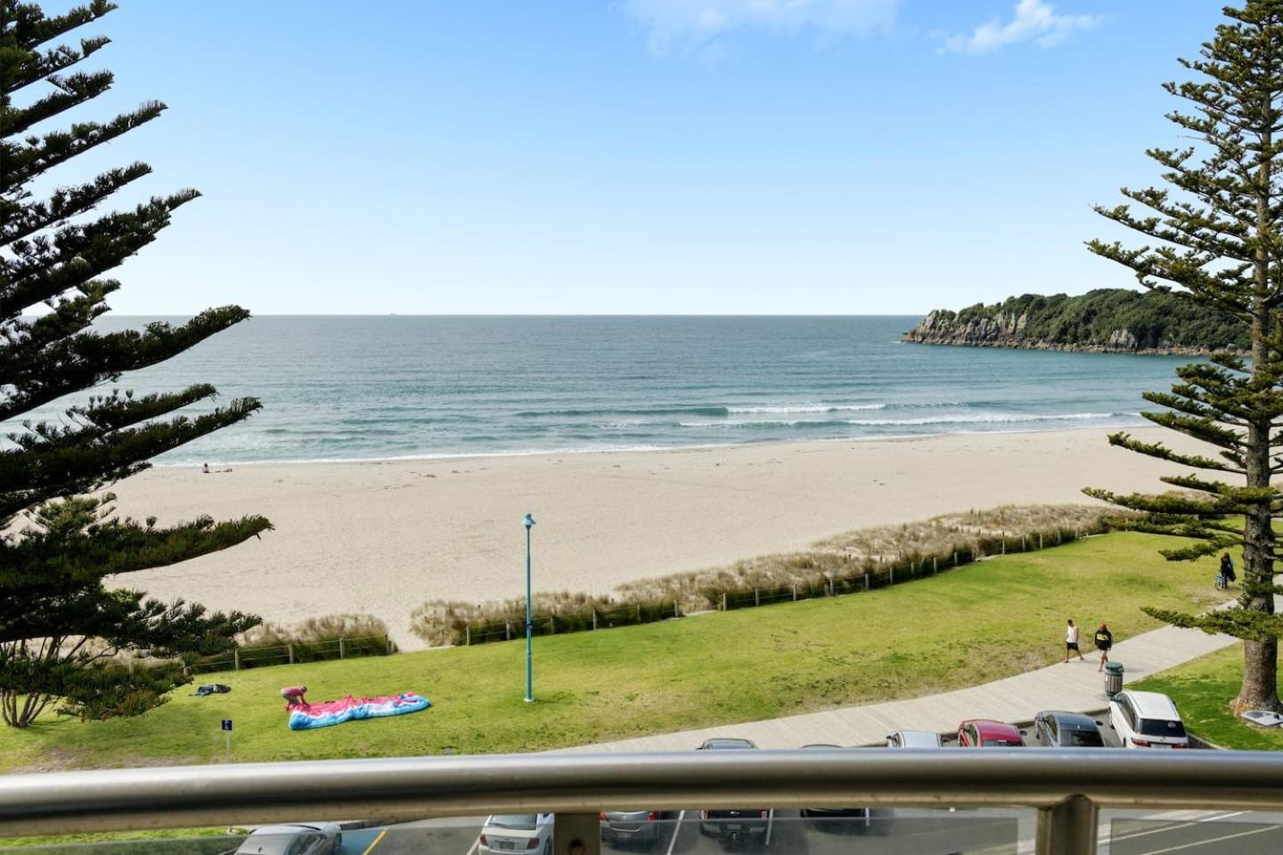 Apartmán Oceanside Bliss - Absolute Beachfront - Uninterrupted Ocean Views With Pool Mount Maunganui Exteriér fotografie