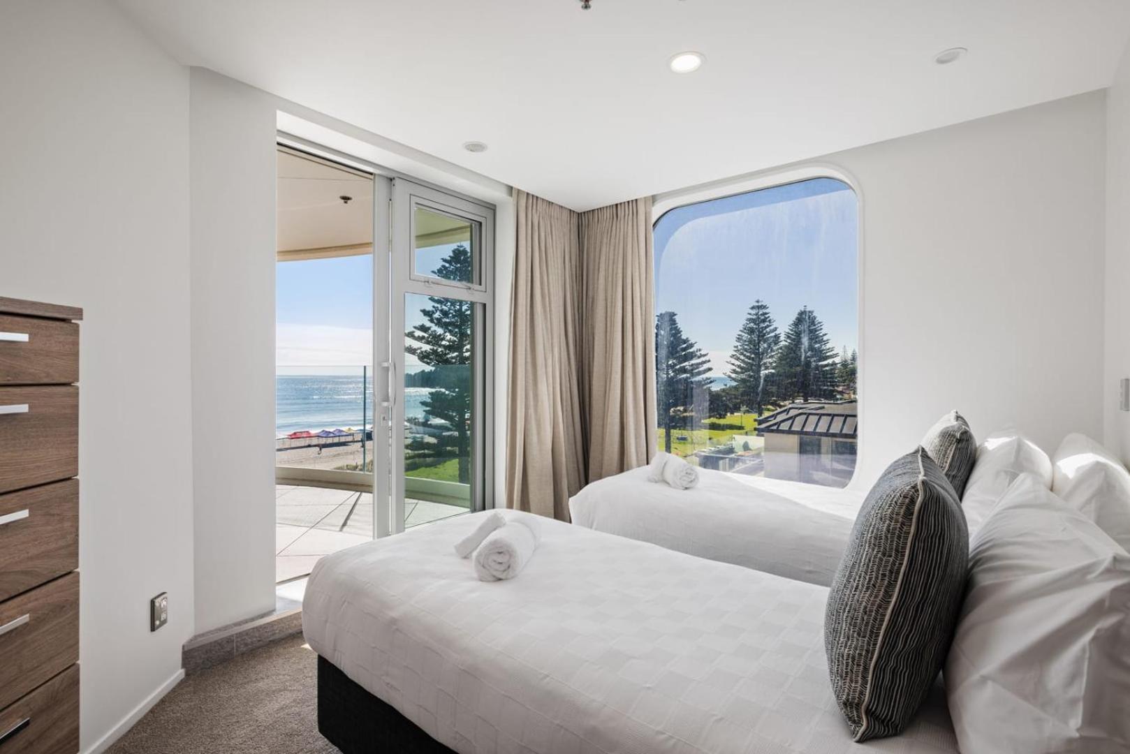 Apartmán Oceanside Bliss - Absolute Beachfront - Uninterrupted Ocean Views With Pool Mount Maunganui Exteriér fotografie