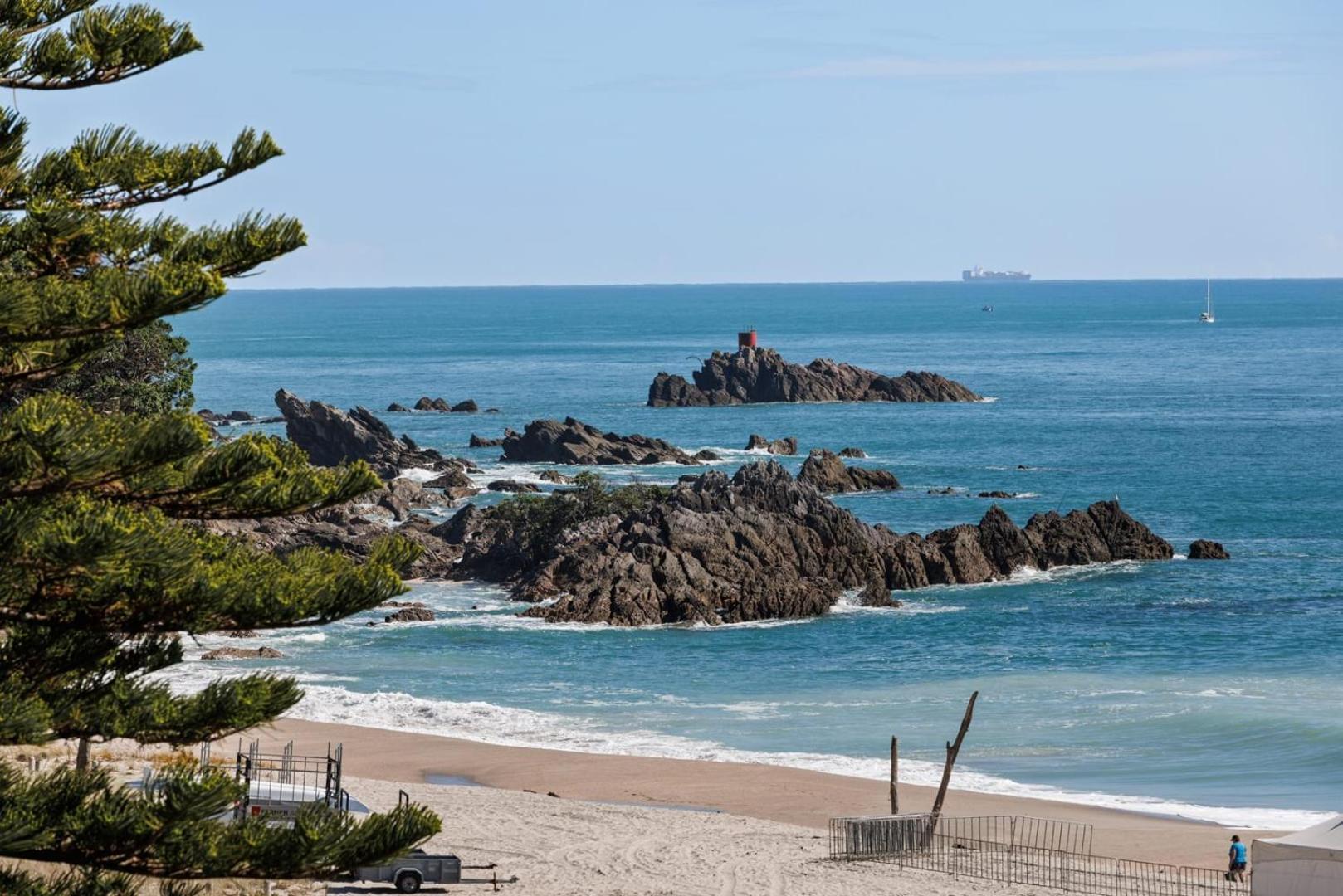 Apartmán Oceanside Bliss - Absolute Beachfront - Uninterrupted Ocean Views With Pool Mount Maunganui Exteriér fotografie