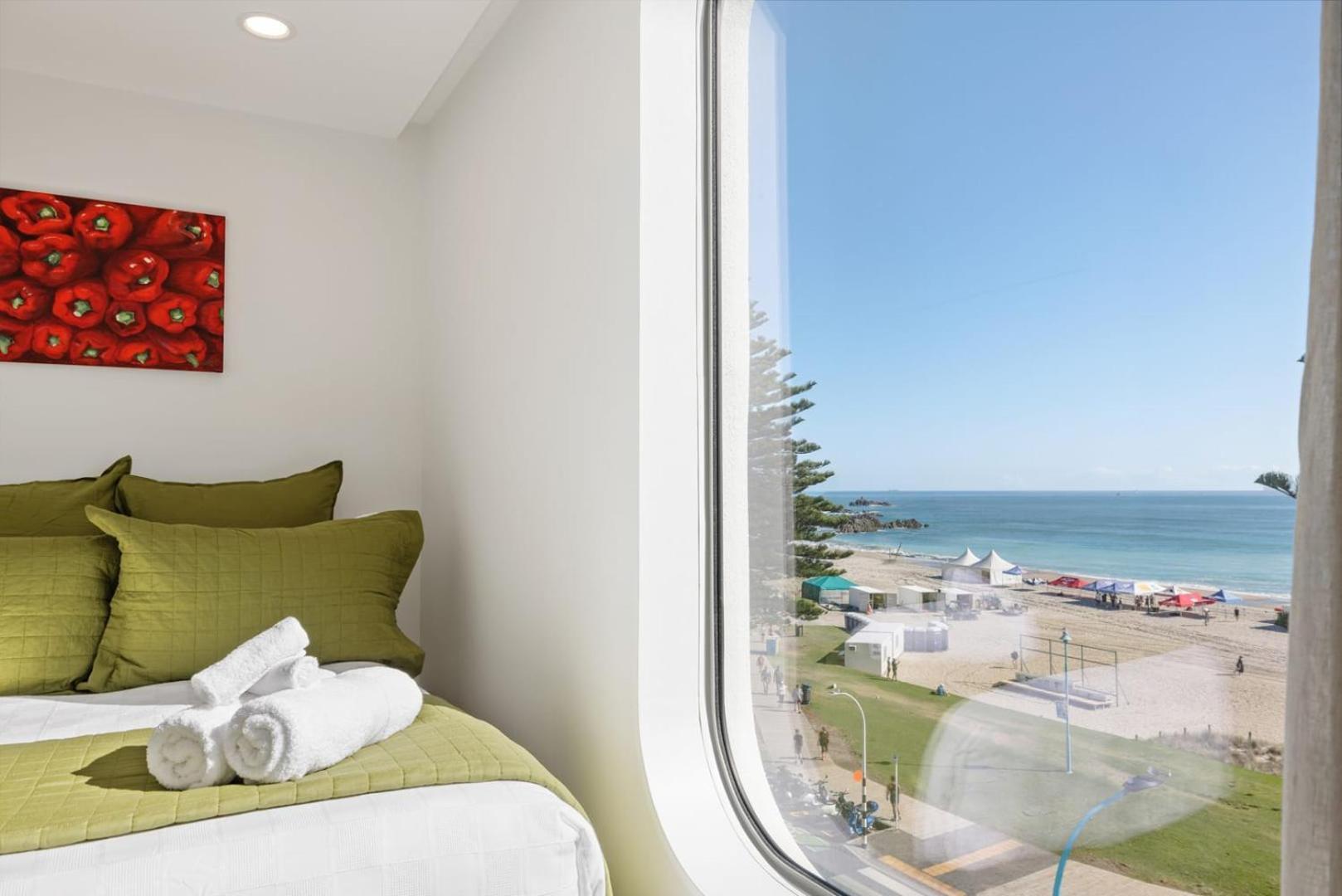 Apartmán Oceanside Bliss - Absolute Beachfront - Uninterrupted Ocean Views With Pool Mount Maunganui Exteriér fotografie