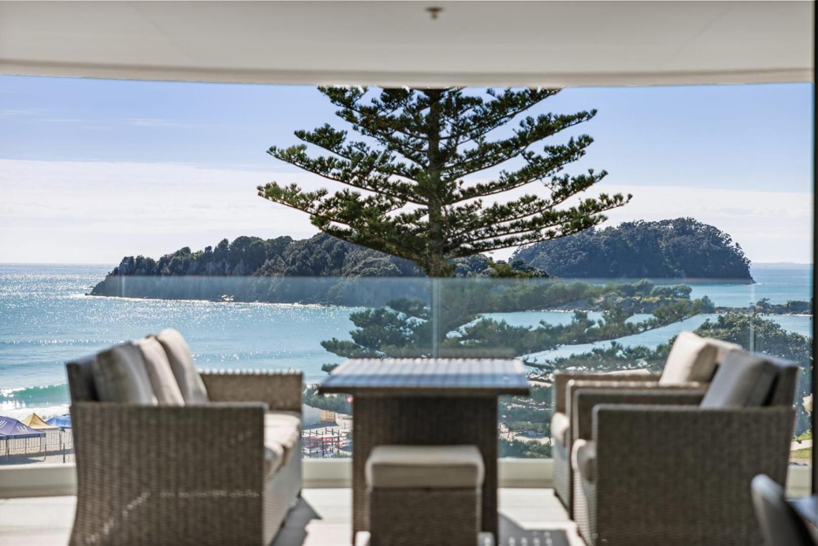 Apartmán Oceanside Bliss - Absolute Beachfront - Uninterrupted Ocean Views With Pool Mount Maunganui Exteriér fotografie