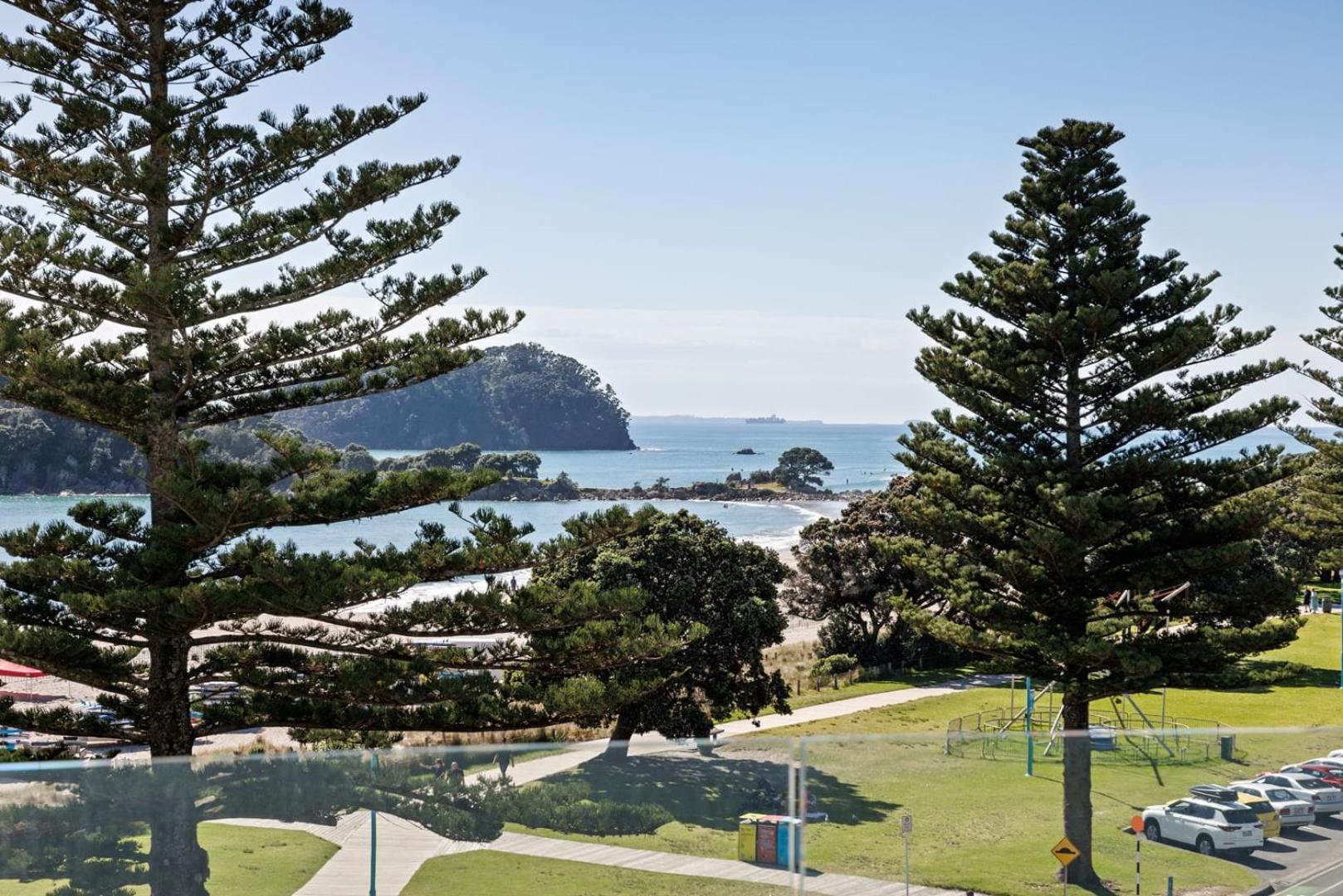 Apartmán Oceanside Bliss - Absolute Beachfront - Uninterrupted Ocean Views With Pool Mount Maunganui Exteriér fotografie