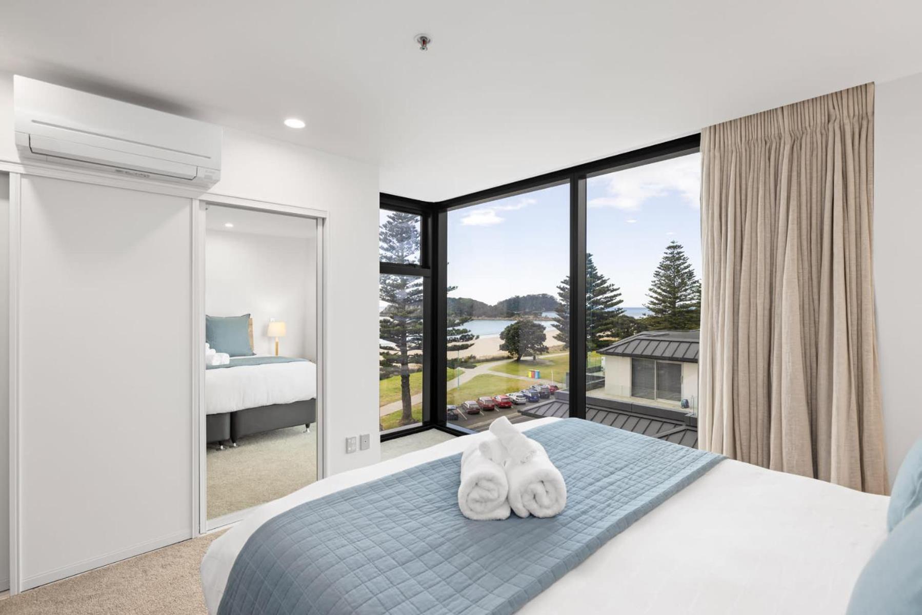 Apartmán Oceanside Bliss - Absolute Beachfront - Uninterrupted Ocean Views With Pool Mount Maunganui Exteriér fotografie