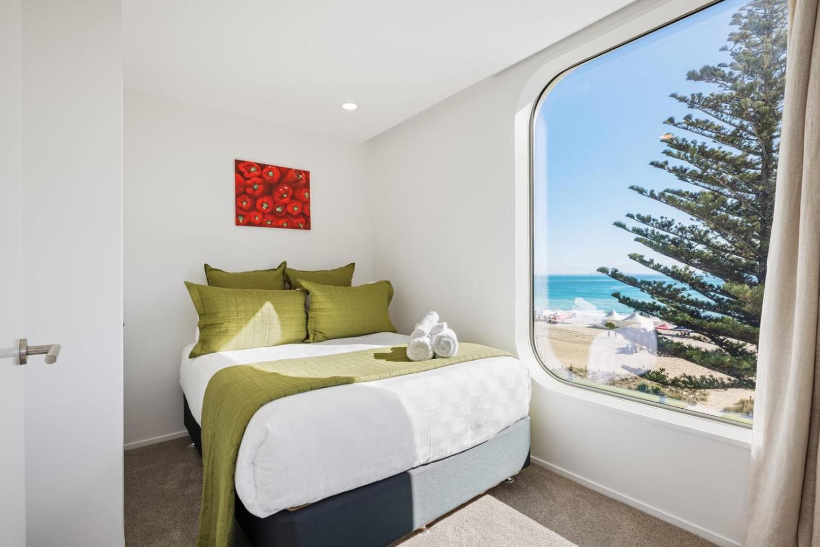 Apartmán Oceanside Bliss - Absolute Beachfront - Uninterrupted Ocean Views With Pool Mount Maunganui Exteriér fotografie