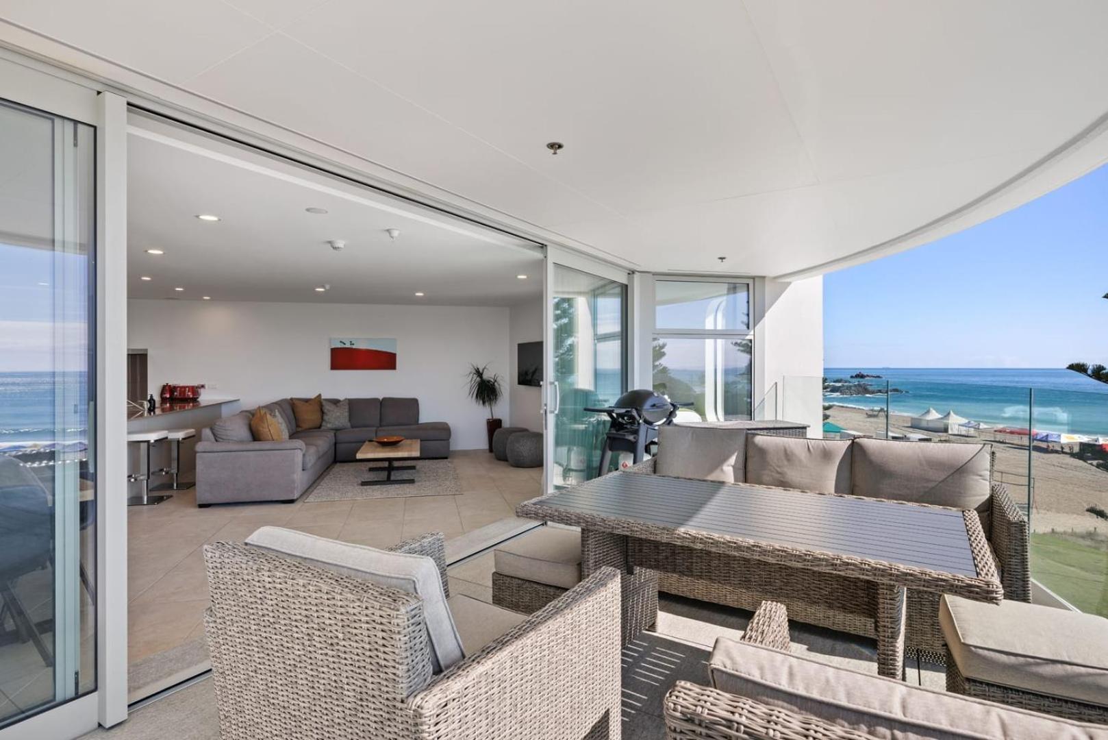 Apartmán Oceanside Bliss - Absolute Beachfront - Uninterrupted Ocean Views With Pool Mount Maunganui Exteriér fotografie