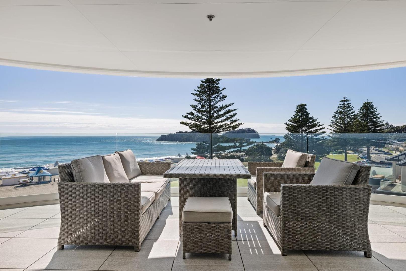 Apartmán Oceanside Bliss - Absolute Beachfront - Uninterrupted Ocean Views With Pool Mount Maunganui Exteriér fotografie