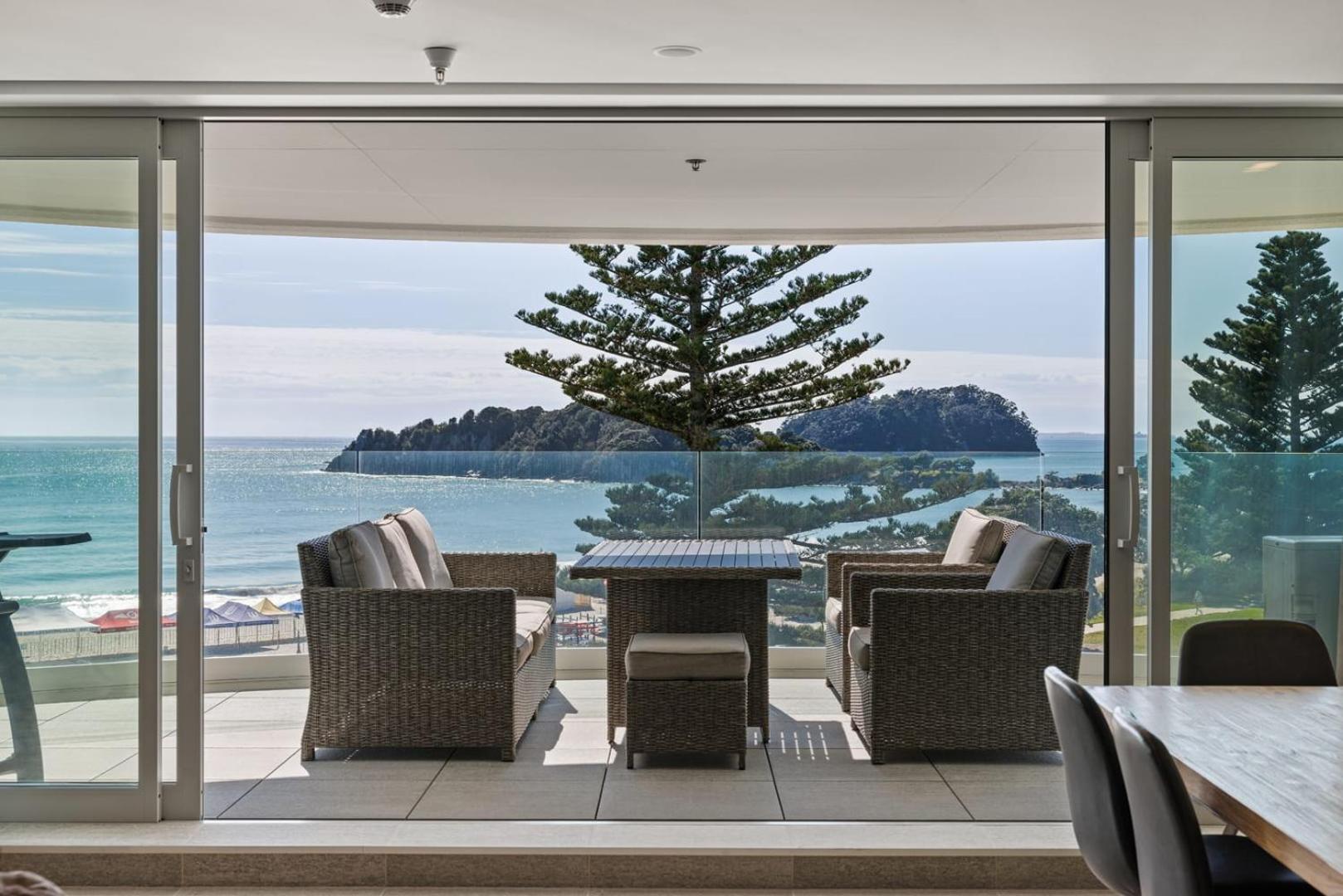 Apartmán Oceanside Bliss - Absolute Beachfront - Uninterrupted Ocean Views With Pool Mount Maunganui Exteriér fotografie