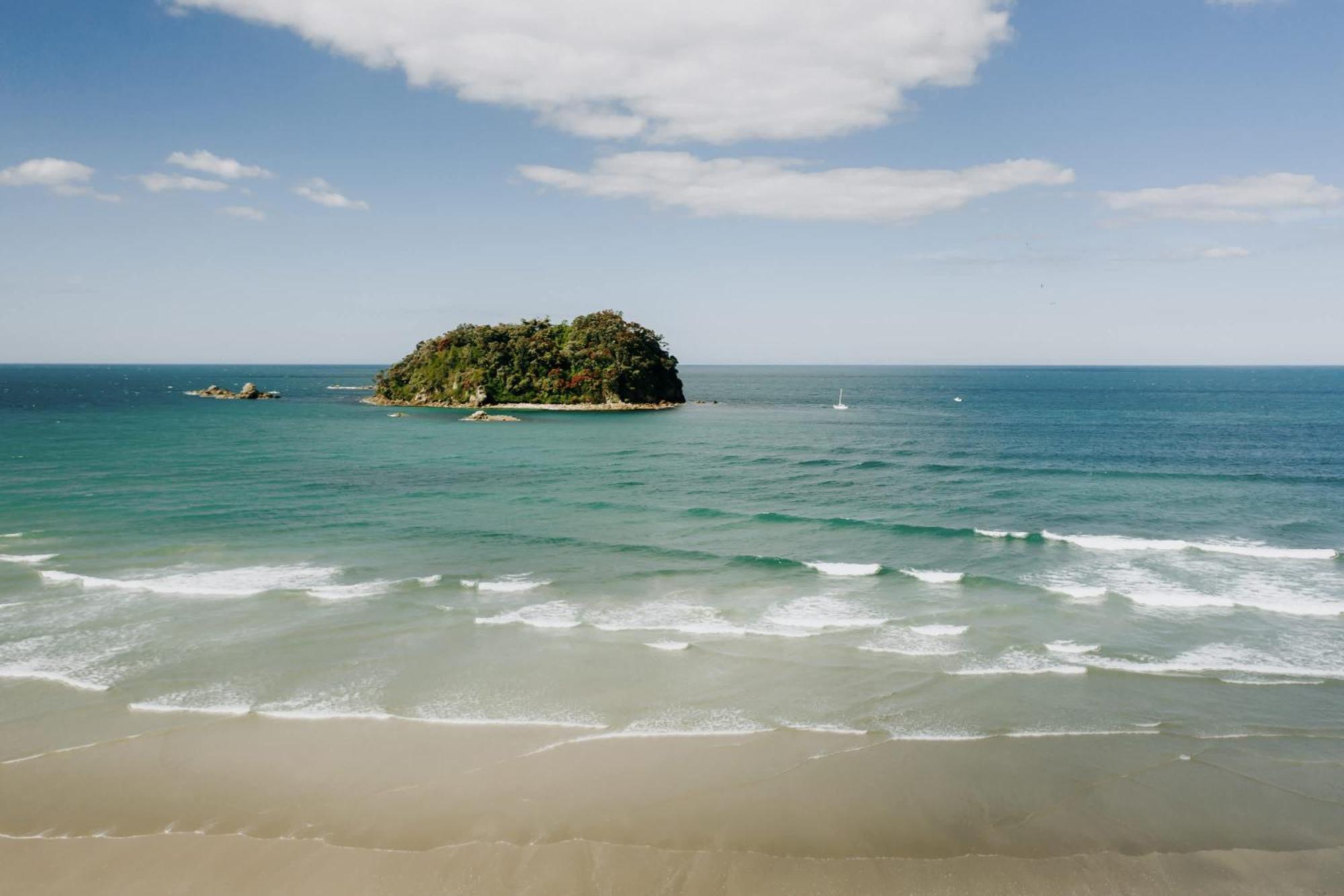 Apartmán Oceanside Bliss - Absolute Beachfront - Uninterrupted Ocean Views With Pool Mount Maunganui Exteriér fotografie