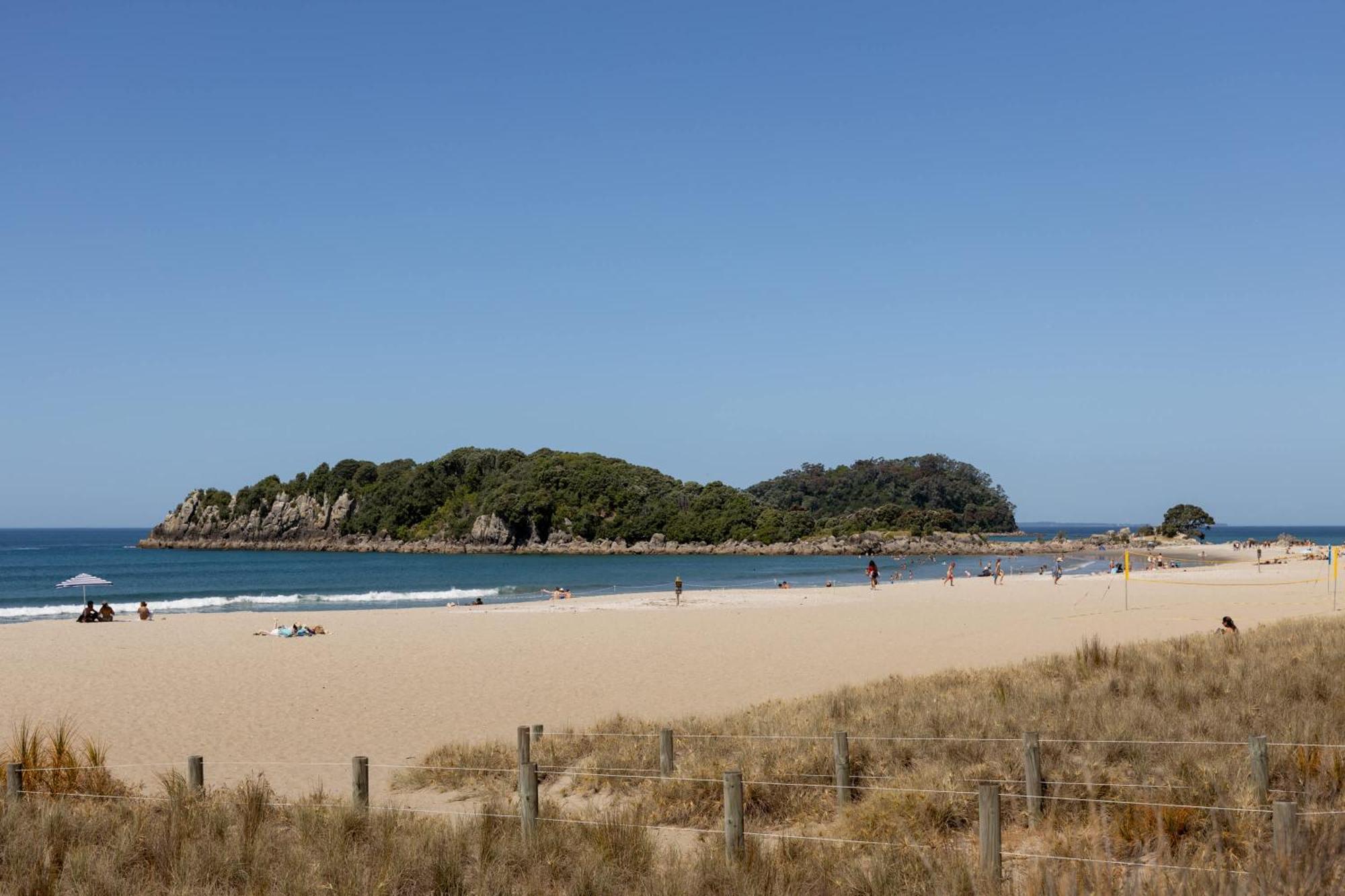 Apartmán Oceanside Bliss - Absolute Beachfront - Uninterrupted Ocean Views With Pool Mount Maunganui Exteriér fotografie