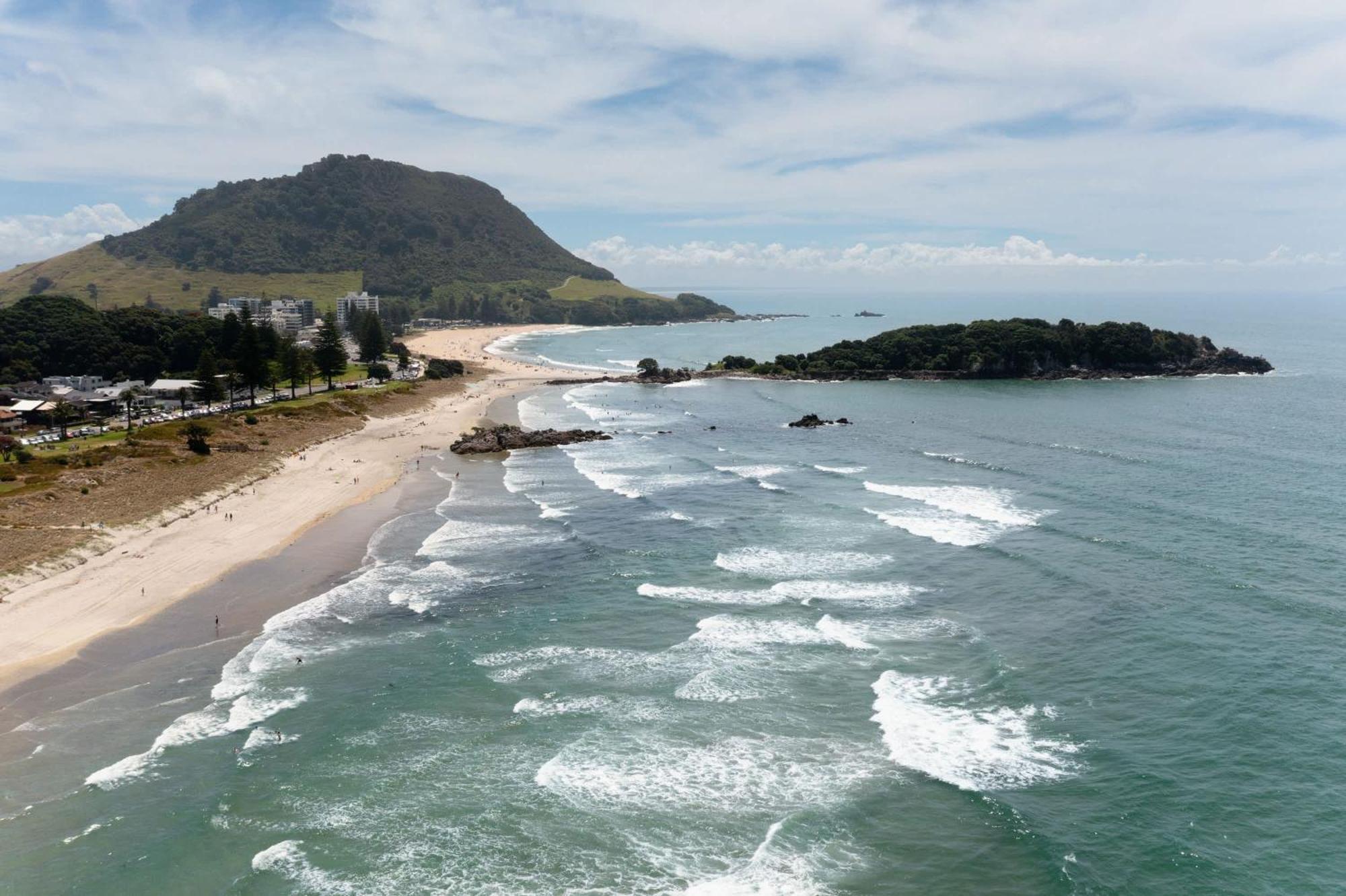 Apartmán Oceanside Bliss - Absolute Beachfront - Uninterrupted Ocean Views With Pool Mount Maunganui Exteriér fotografie