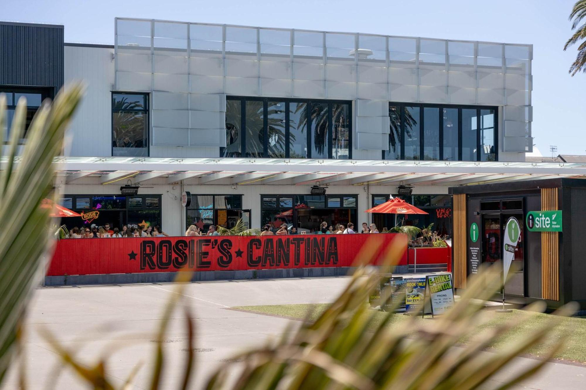 Apartmán Oceanside Bliss - Absolute Beachfront - Uninterrupted Ocean Views With Pool Mount Maunganui Exteriér fotografie